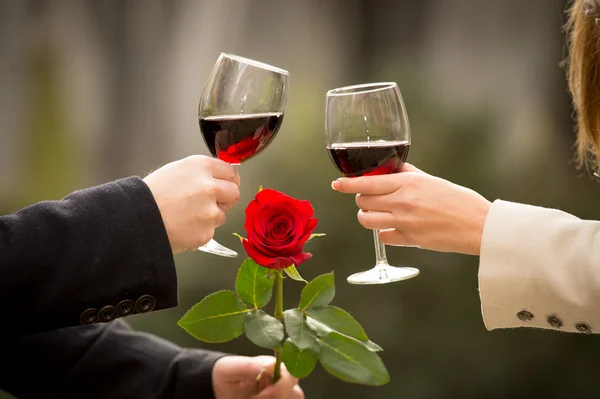 Κοντινό πλάνο ενός ζευγαριού πίνοντας κρασί την ημέρα του Αγίου Βαλεντίνου — Φωτογραφία Αρχείου