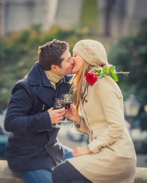 Ζευγάρι με ένα τριαντάφυλλο φιλιά στην ημέρα του Αγίου Βαλεντίνου — Φωτογραφία Αρχείου