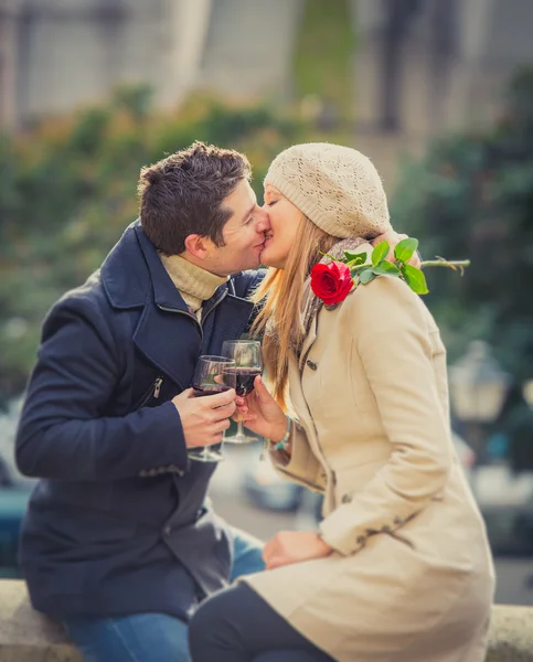 Pareja con una rosa besándose en día de San Valentín —  Fotos de Stock