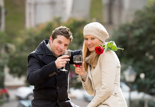 Ζευγάρι με ένα τριαντάφυλλο φιλιά στην ημέρα του Αγίου Βαλεντίνου — Φωτογραφία Αρχείου