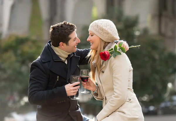 Pareja con una rosa besándose en día de San Valentín — Foto de Stock