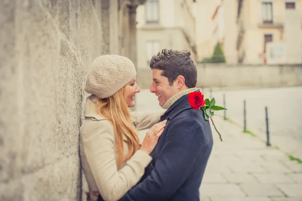 情侣在情人节接吻的一朵玫瑰 — 图库照片