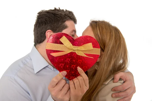 Amor coração com um jovem casal beijando no chão de trás — Fotografia de Stock