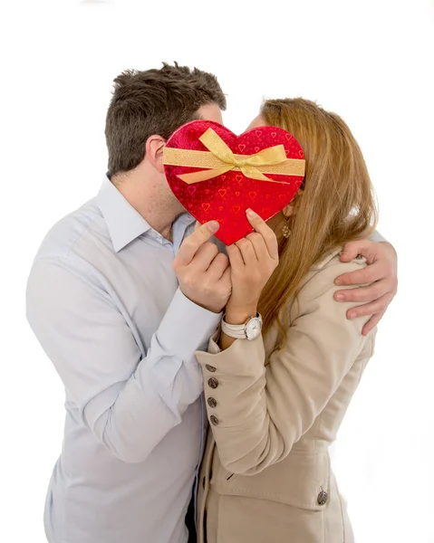 Corazón de amor con una joven pareja besándose en el fondo — Foto de Stock