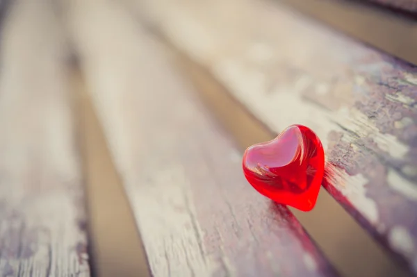 Макрокрасное сердце на винтажном деревянном стуле — стоковое фото