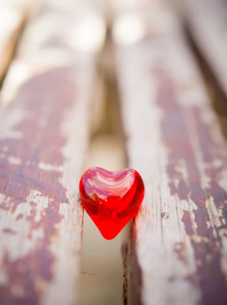 Cuore rosso macro su una sedia in legno vintage — Foto Stock