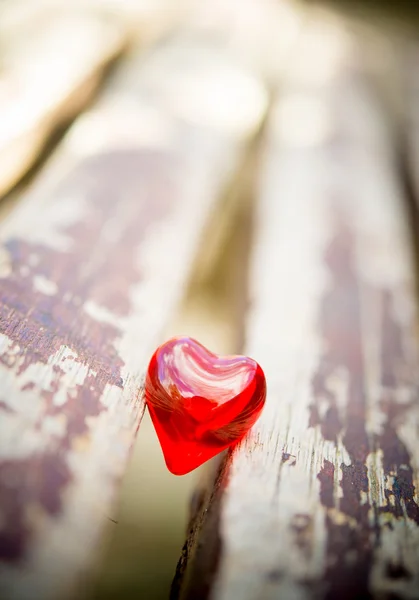 Cuore rosso macro su una sedia in legno vintage — Foto Stock