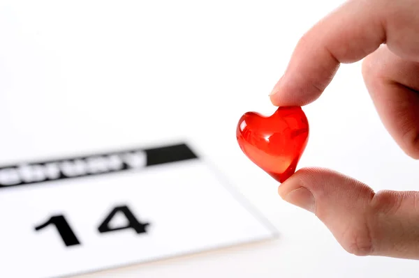 День Святого Валентина календар сторінку з чоловік тримає маленькі червоні серця — стокове фото