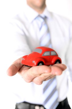 işadamı el makro kırmızı oyuncak araba