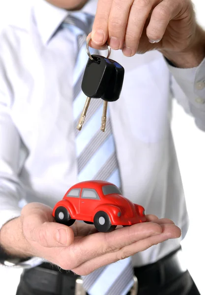 Macro rojo juguete coche con llaves de coche en mans mano — Foto de Stock