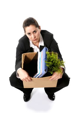 kızgın bir iş kadını karton kutu taşıyan işten