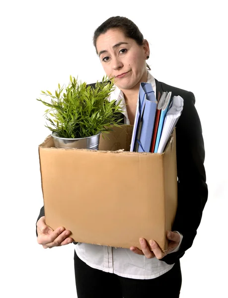 Mujer de negocios enojada llevando caja de cartón disparada desde el trabajo — Foto de Stock