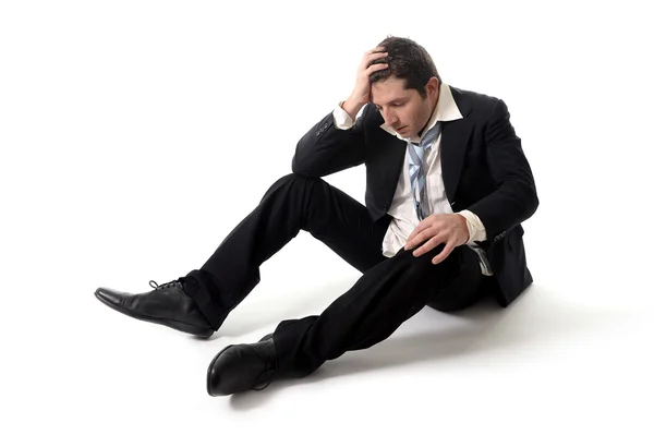 Молодой бизнесмен в стрессе на полу — стоковое фото