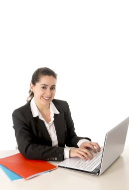 onu laptop üzerinde çalışmaya gülümseyerek mutlu bir iş kadını