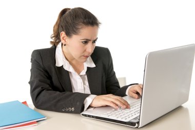 onu laptop çalışma meşgul iş kadını