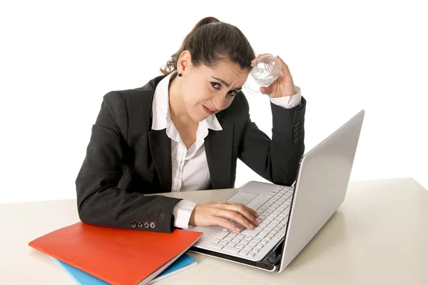 Mujer de negocios ocupada trabajando en su computadora portátil —  Fotos de Stock