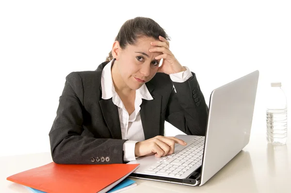 Занятая деловая женщина, работающая на ноутбуке — стоковое фото