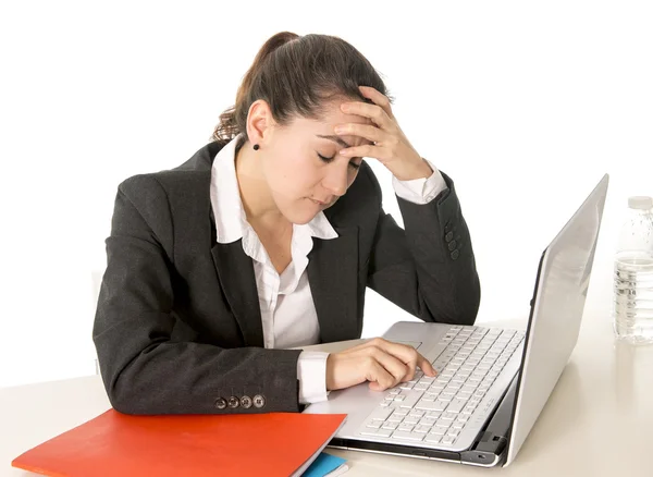Upptagen business kvinna som arbetar på sin laptop — Stockfoto