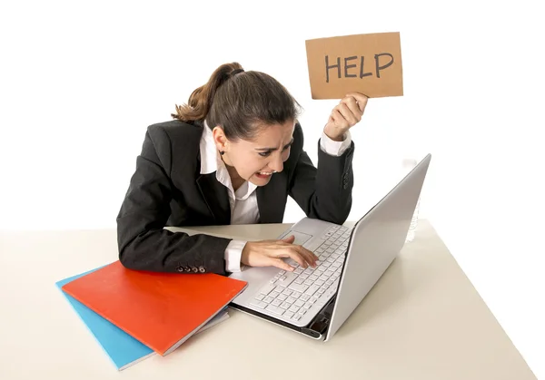Occupé femme d'affaires travaillant sur son ordinateur portable signe d'aide — Photo