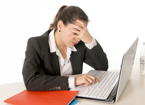 Geschäftsfrau arbeitet Hand bedeckt Gesicht auf Laptop — Stockfoto