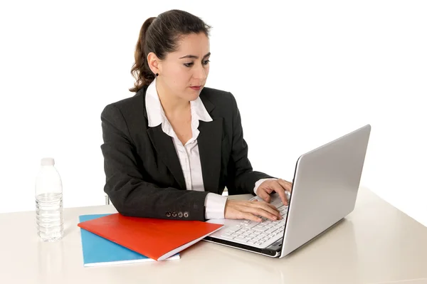 Mujer de negocios ocupada usando un traje de trabajo en el ordenador portátil — Foto de Stock