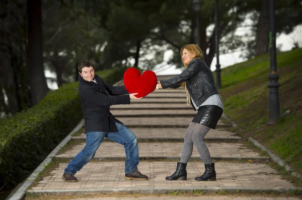 Casal atraente lutando por um travesseiro coração amor — Fotografia de Stock