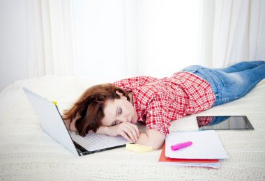 Kırmızı saçlı öğrenci alseep laptop süre eğitim
