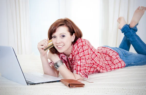 Šťastný atraktivní žena online nakupování — Stock fotografie