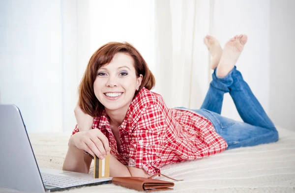 Mulher atraente feliz compras online — Fotografia de Stock