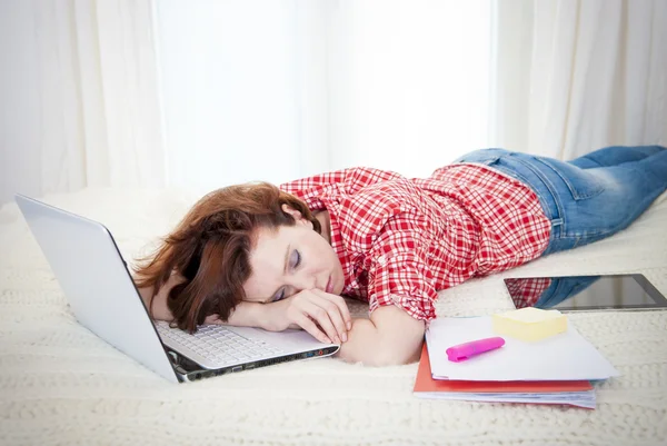 Rojo estudiante de pelo alseep en el ordenador portátil mientras estudia —  Fotos de Stock