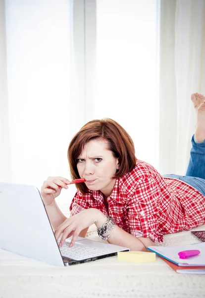 Studente capelli rossi, donna d'affari sdraiata a lavorare sul computer portatile — Foto Stock