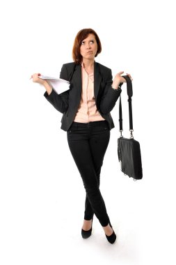 의심 스러운 비즈니스 여 성이나 학생 포트폴리오 서 생각을