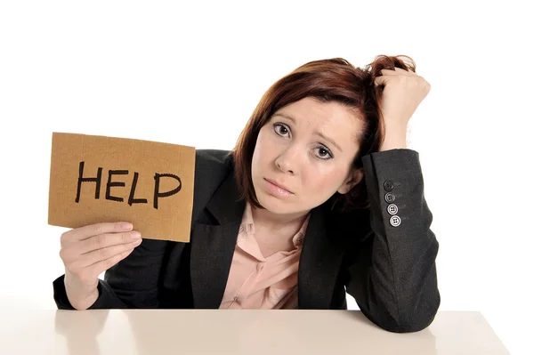Ledsen röda haired affärskvinna i stress på arbetet med dator — Stockfoto