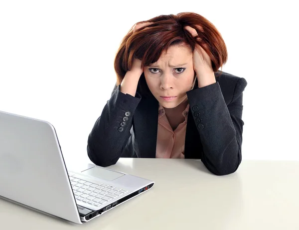 Triste negócio mulher de cabelos vermelhos no estresse no trabalho com computador — Fotografia de Stock