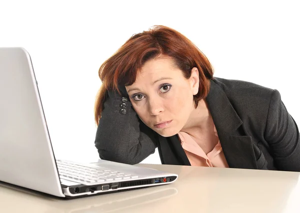 Triste donna dai capelli rossi affari in stress sul lavoro con il computer — Foto Stock