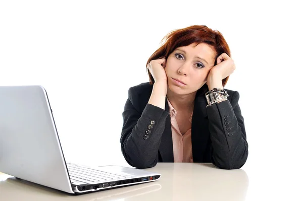 Грустный бизнес рыжая женщина в стрессе на работе с компьютером — стоковое фото