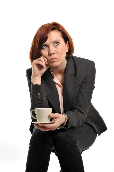Traurige Geschäftsfrau mit roten Haaren, die Kaffee trinkt und denkt — Stockfoto