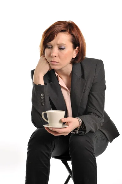 Mujer de negocios triste con el pelo rojo bebiendo café y pensando —  Fotos de Stock