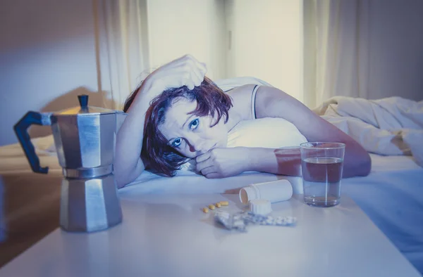 Kırmızı saçlı kız yatakta kahve isteyen hangover ile침대에서 커피를 원하는 숙취와 빨간 머리의 소녀 — Stockfoto