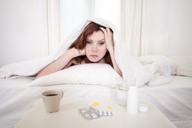 Kırmızı saçlı kız yatakta kahve isteyen hangover ile침대에서 커피를 원하는 숙취와 빨간 머리의 소녀
