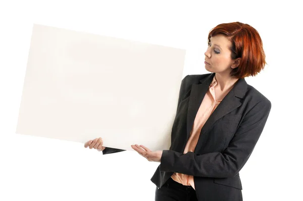 Glücklich beschäftigt Geschäftsfrau hält leere Pappe Zeichen Kopierraum — Stockfoto