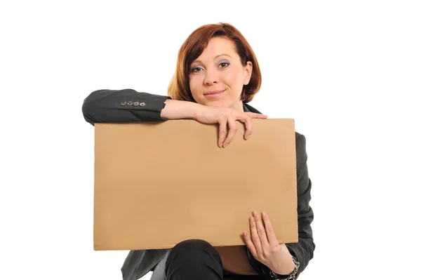 Glücklich beschäftigte Geschäftsfrau hält leere Pappwerbetafel — Stockfoto