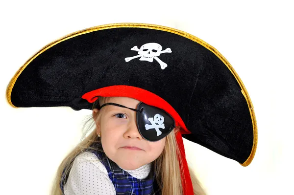 Linda niña rubia en sombrero pirata y juego de pestañas — Foto de Stock
