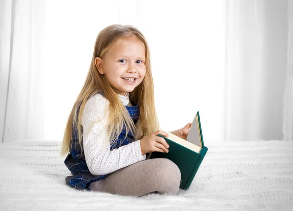 Zadowolony ładny blond włosy uczennice czytanie książki — Zdjęcie stockowe
