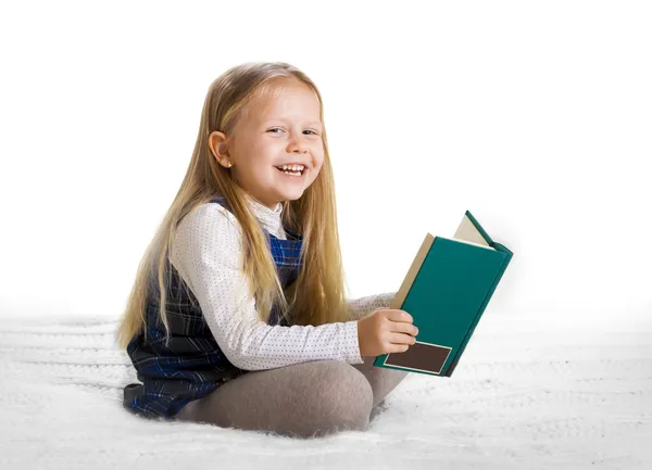 Feliz bonito loira cabelo escola menina lendo um livro — Fotografia de Stock