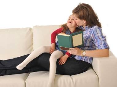 öpüşme ve sevimli küçük kızı masal anlatmaya anne
