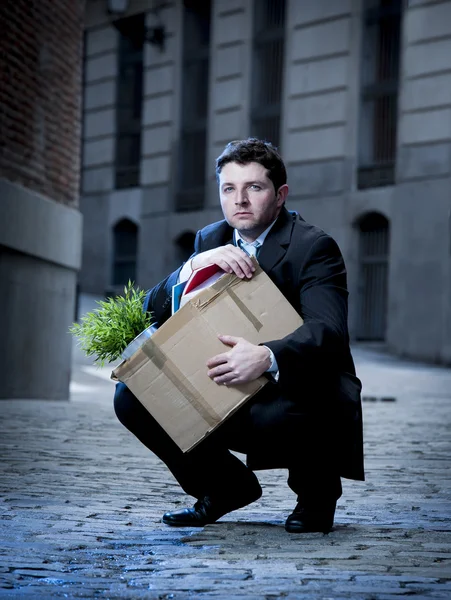Uomo d'affari frustrato sulla strada licenziato portando scatola di cartone — Foto Stock