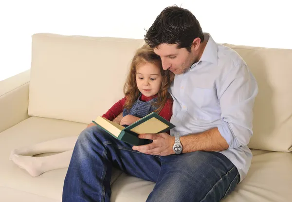 Vater erzählt Märchen für süße kleine Tochter — Stockfoto