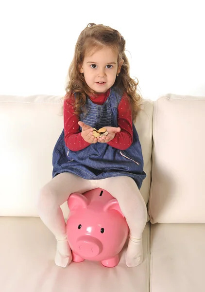 快乐可爱的小女孩坐在巨大储钱罐拿硬币 — 图库照片#