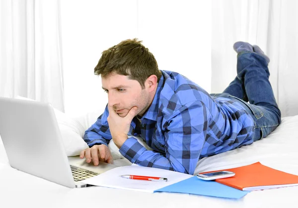 Hombre de negocios o estudiante que trabaja y estudia con computadora —  Fotos de Stock